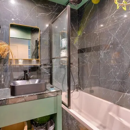 1br Flat With Balcony Near The Eiffel Tower