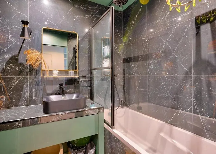 1br Flat With Balcony Near The Eiffel Tower